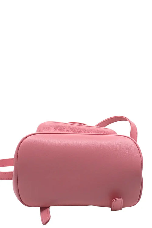 Sac à dos Chanel Duma en cuir d'agneau matelassé rose poudré, article d'occasion, vue de dessous