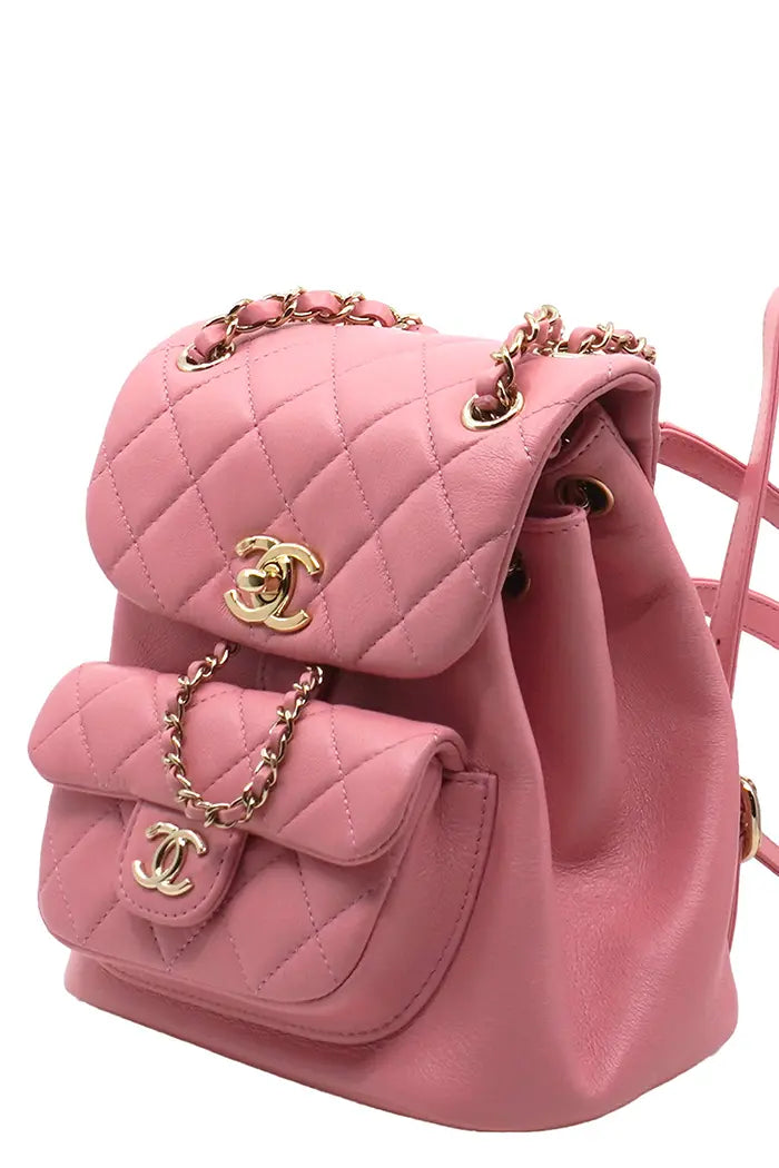 Chanel Duma Mochila  de piel de cordero acolchada rosa empolvado, seminuevo, 3/4 vista izquierda