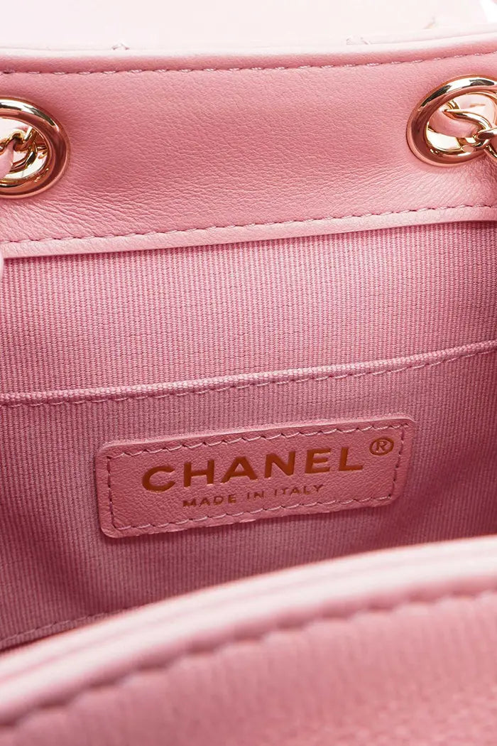 Chanel Duma Mochila  acolchada de piel de cordero rosa empolvado, artículo de segunda mano, zoom en la etiqueta