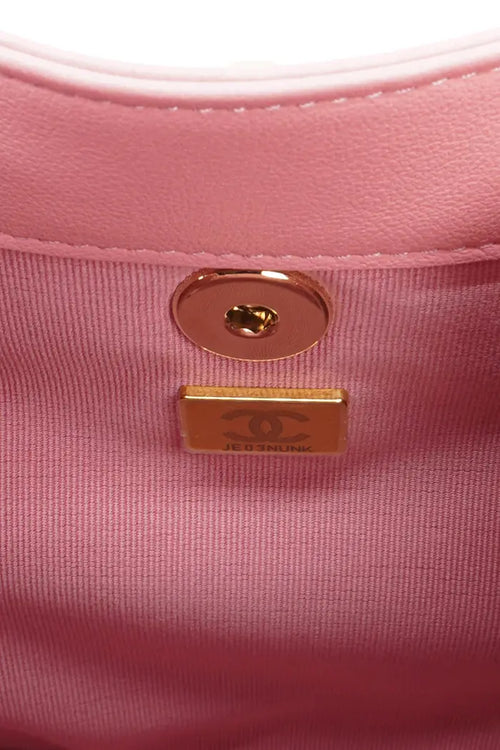 Sac à dos Chanel Duma en cuir d'agneau matelassé rose poudré, article d'occasion, zoom sur le numero de série