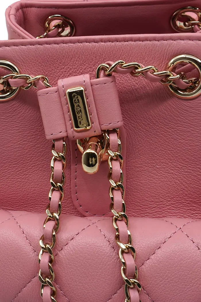 Chanel Duma Mochila  de piel de cordero acolchada rosa empolvado, artículo de segunda mano, zoom en el cierre