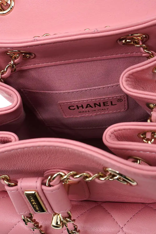 Sac à dos Chanel Duma en cuir d'agneau matelassé rose poudré, article d'occasion, vue du sac ouvert