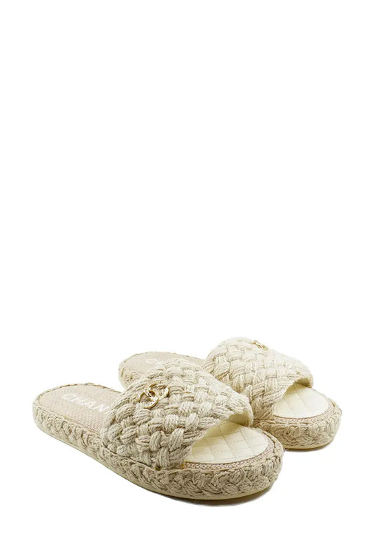 Chanel alpargatas de rafia, logo CC, seminuevo, 3/4 vista