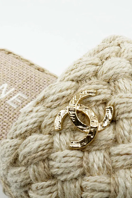 Chanel Espadrilles-Sandalen aus Bast, CC-Logo, Second-Hand-Artikel, Details auf dem CC-Logo