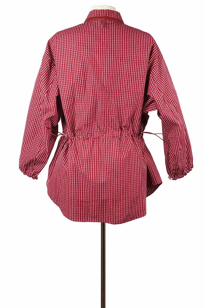 Sur-chemise Hermès 100 % coton, à carreaux rouges, article d'occasion, vue de dos avec élastique tiré 