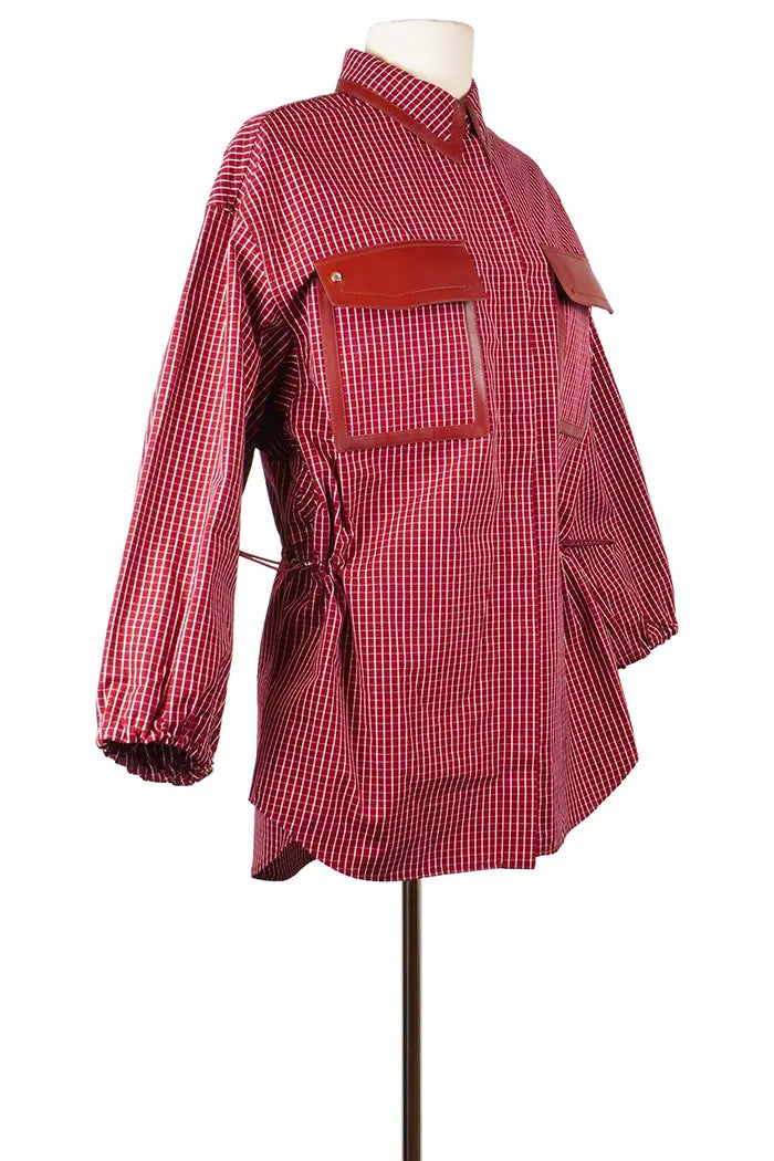 Sur-chemise Hermès 100 % coton, à carreaux rouges, article d'occasion, vue de 3/4