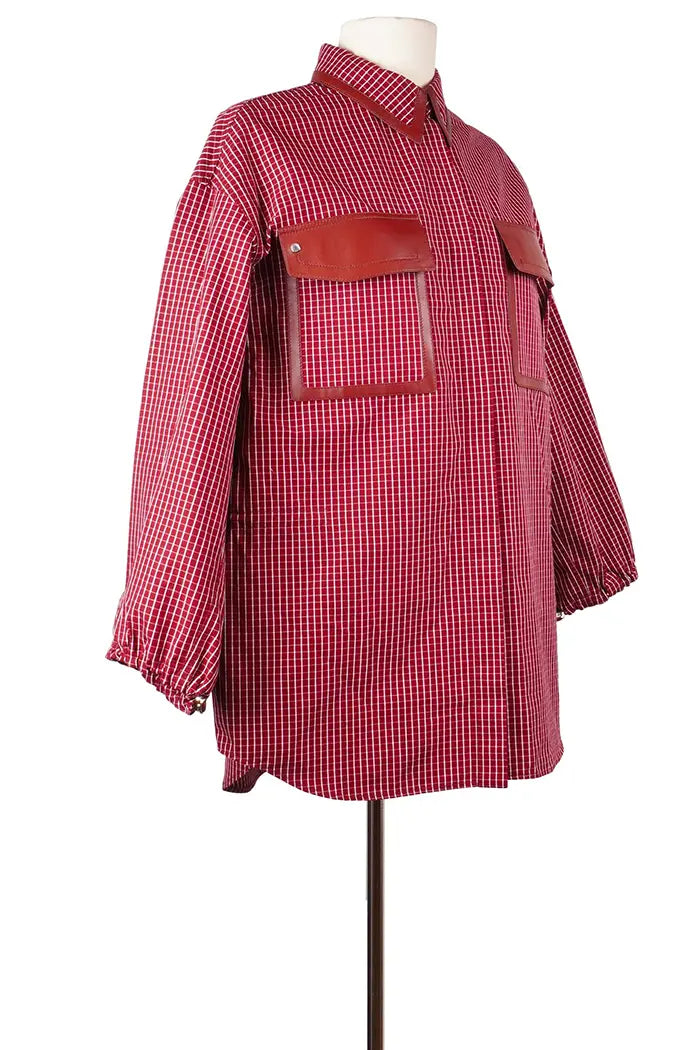Sur-chemise Hermès 100 % coton, à carreaux rouges, article d'occasion, vue de 3/4