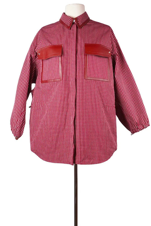 Vista frontal, lado derecho de una sobrecamisa de algodón Hermès, artículo de segunda mano, cuadros rojos, corte holgado