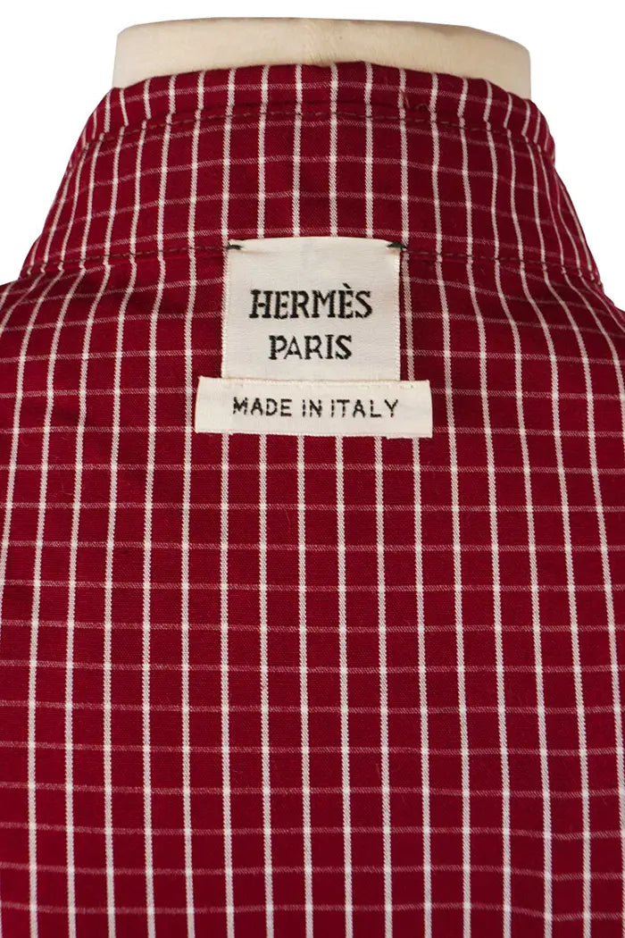 Sur-chemise Hermès 100 % coton, à carreaux rouges, article d'occasion, zoom sur l'étiquette