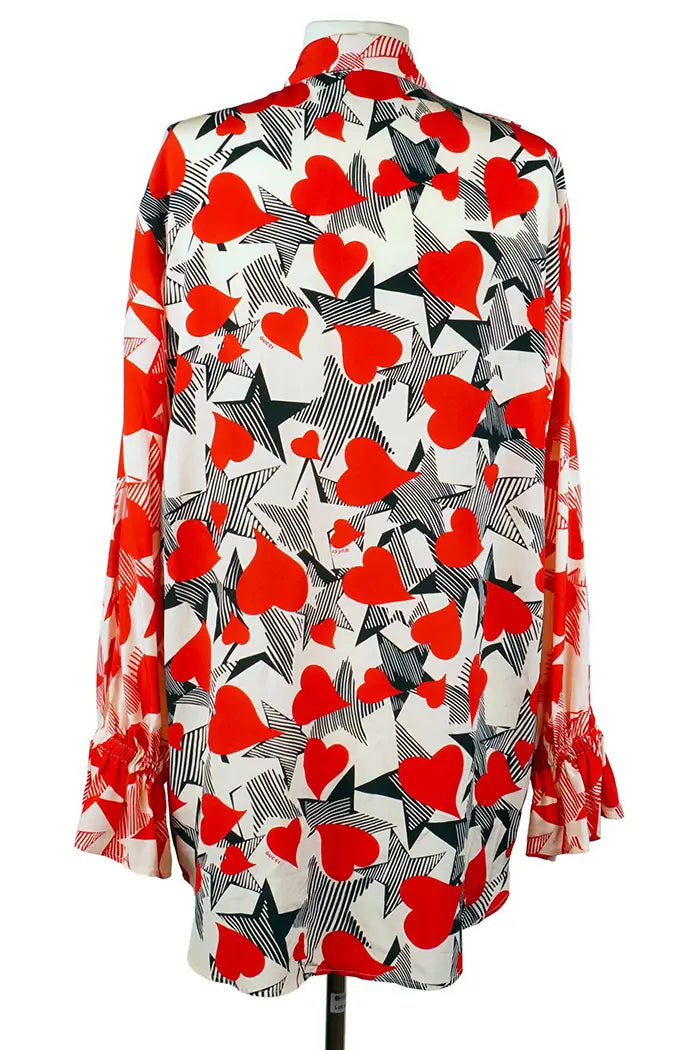 Weit geschnittene Gucci Seidenbluse mit verschlungenen roten und schwarzen Herzen, Second-Hand-Artikel, Rückenansicht