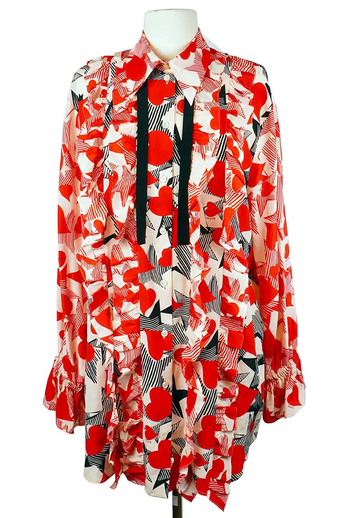 Weit geschnittene Gucci Seidenbluse mit verschlungenen roten und schwarzen Herzen, Second-Hand-Artikel, Vorderansicht