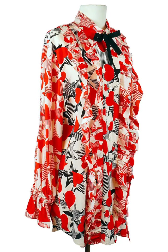 Blusa holgada Gucci de seda con corazones rojos y negros entrelazados, prenda de segunda mano, vista de 3/4 derecha