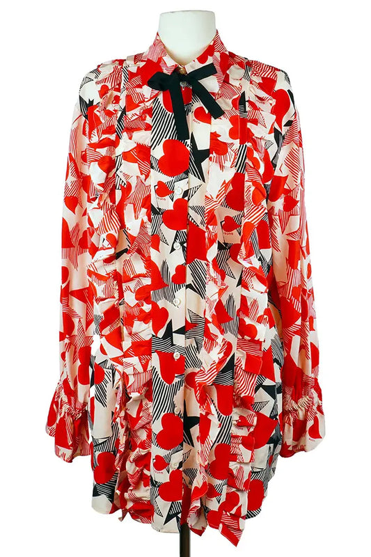 Blusa suelta Gucci en seda con corazones rojos y negros entrelazados, prenda de segunda mano, vista frontal