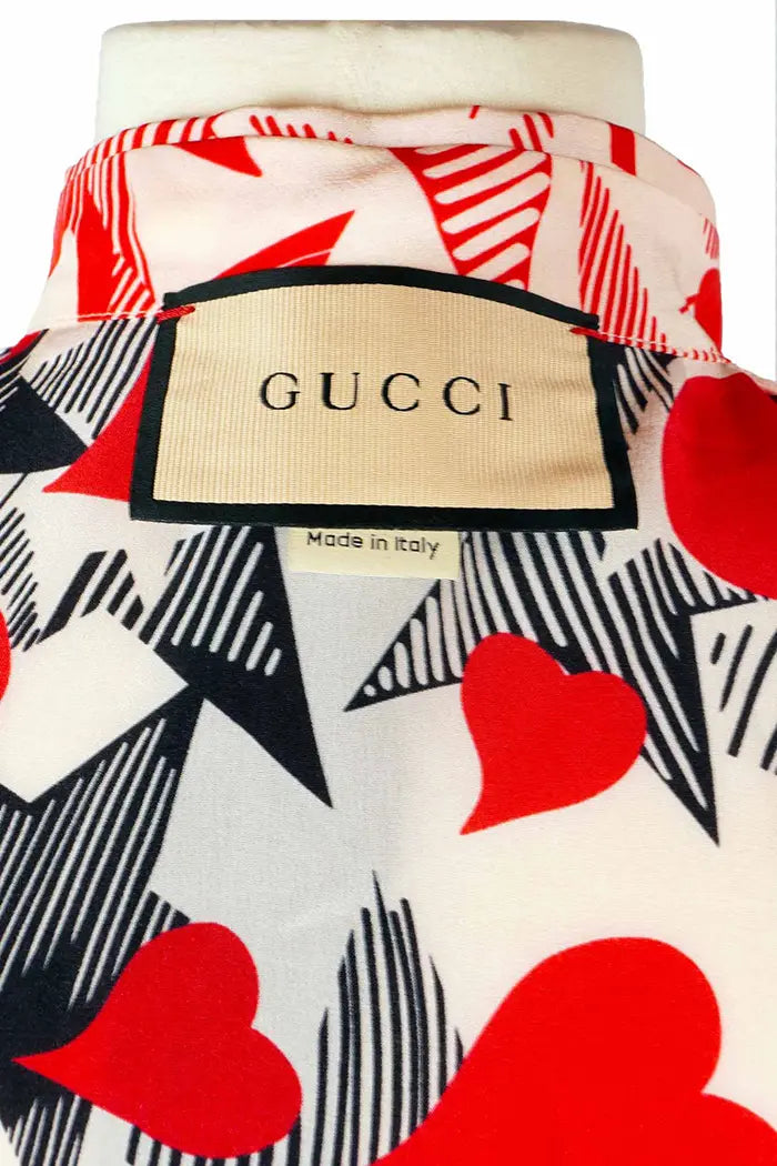 Lockere Gucci-Seidenbluse mit verschlungenen roten und schwarzen Herzen, Second-Hand-Artikel, Zoom auf das Etikett