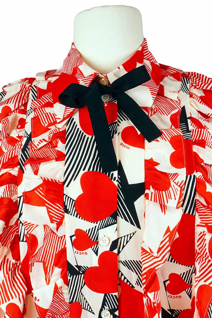 Lockere Gucci-Seidenbluse mit verschlungenen roten und schwarzen Herzen, Second-Hand-Artikel, Zoom auf die schwarze Fliege