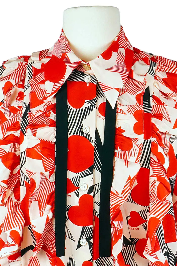 Lockere Gucci-Seidenbluse mit verschlungenen roten und schwarzen Herzen, Second-Hand-Artikel, Zoom auf das schwarze Band