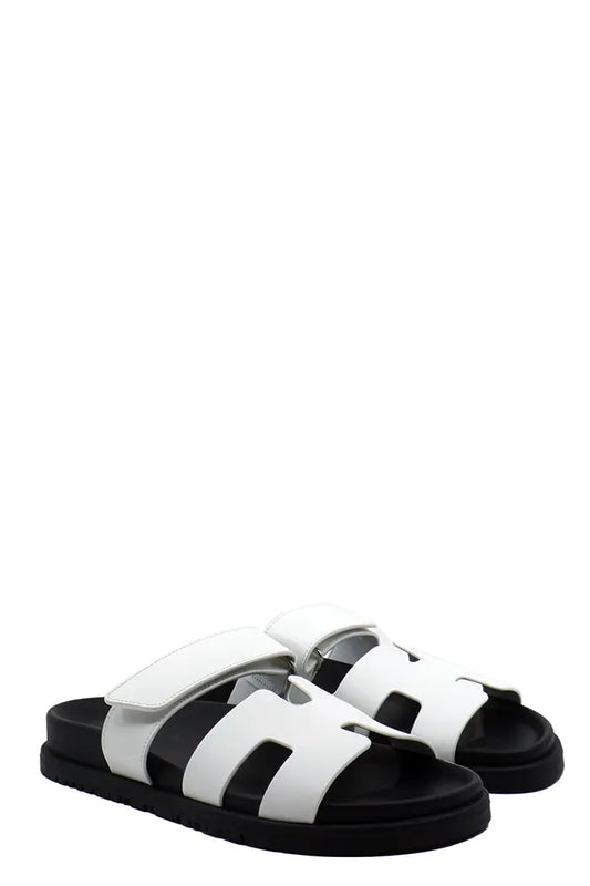 Sandalias Hermès Cyprus de piel blanca, vista delantera derecha. Nuevas, usadas.