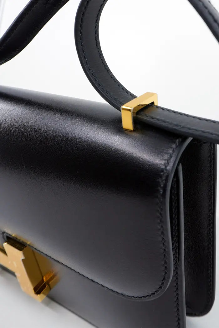 Zoom auf die Details der gebrauchten Handtasche Hermès Constance Box Noir.