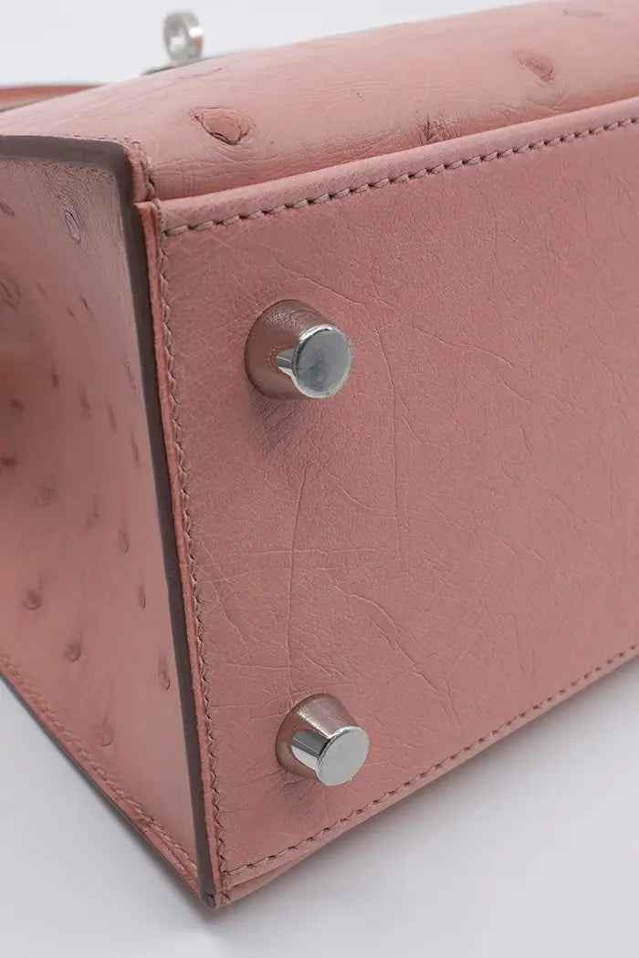 Zoom auf linke Metallbeine der gebrauchten Kelly Bag II 25.