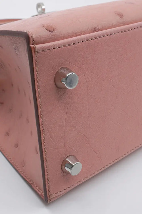 Zoom auf linke Metallbeine der gebrauchten Kelly Bag II 25.