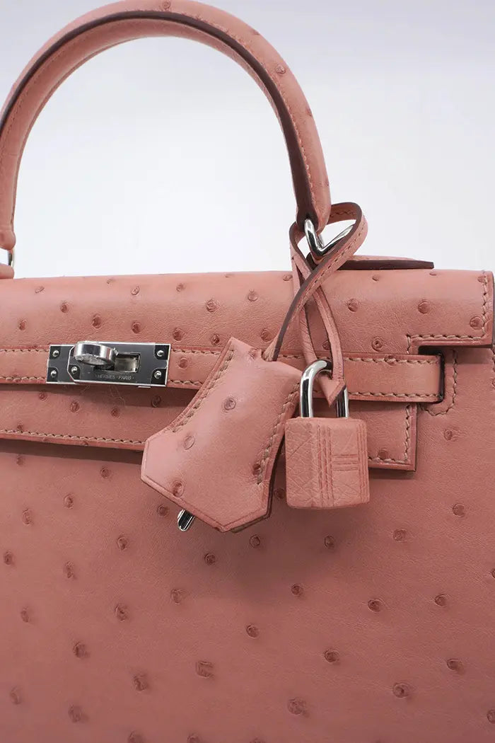 Vorhängeschloss und Glöckchen Hermès Kelly 25 Straußenleder Terrakotta | Neu.