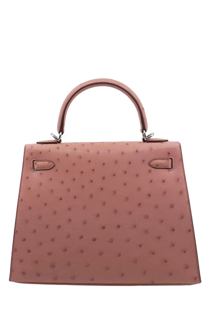 Gebrauchte Hermès Kelly II 25 Tasche aus Straußenleder. Ansicht von hinten.