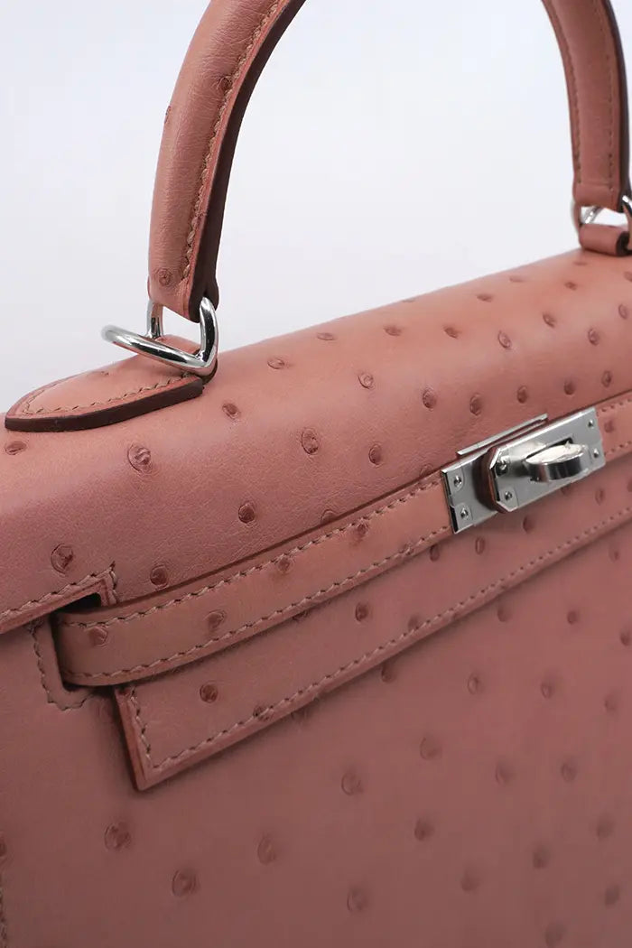 Zoom auf die Details der gebrauchten Kelly Bag II 25 aus Straußenleder.