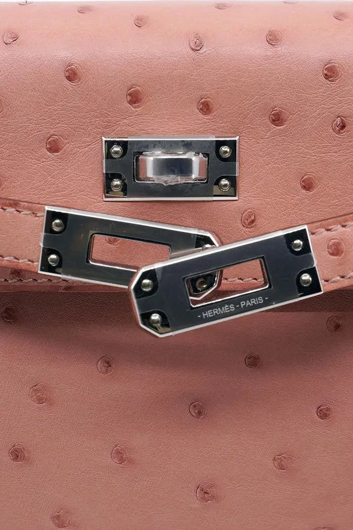 Zoom den Verschluss der gebrauchten Kelly II 25 Tasche aus Straußenleder.