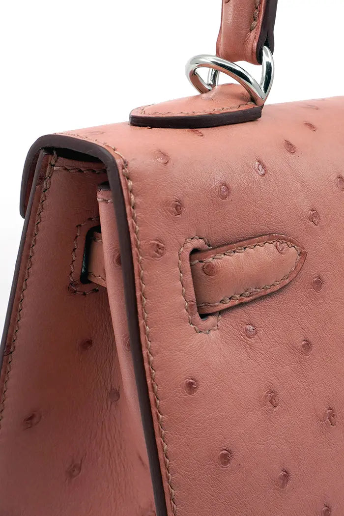 Zoom auf die Qualität des Straußenleders dieser Kelly II 25 Tasche aus gebrauchtem Straußenleder 100% neu, preloved
