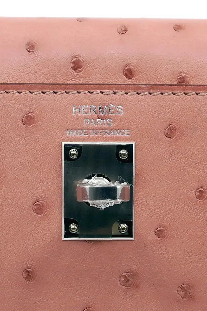 Zoom auf den Verschluss und die Hermès der gebrauchten Kelly II 25 Tasche aus Straußenleder.
