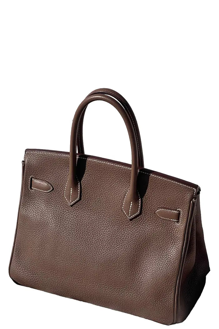 Hermès Birkin 30 d'occasion en couleur Étoupe Retourné, vue de dos. Certifié authentique, en très bon état.