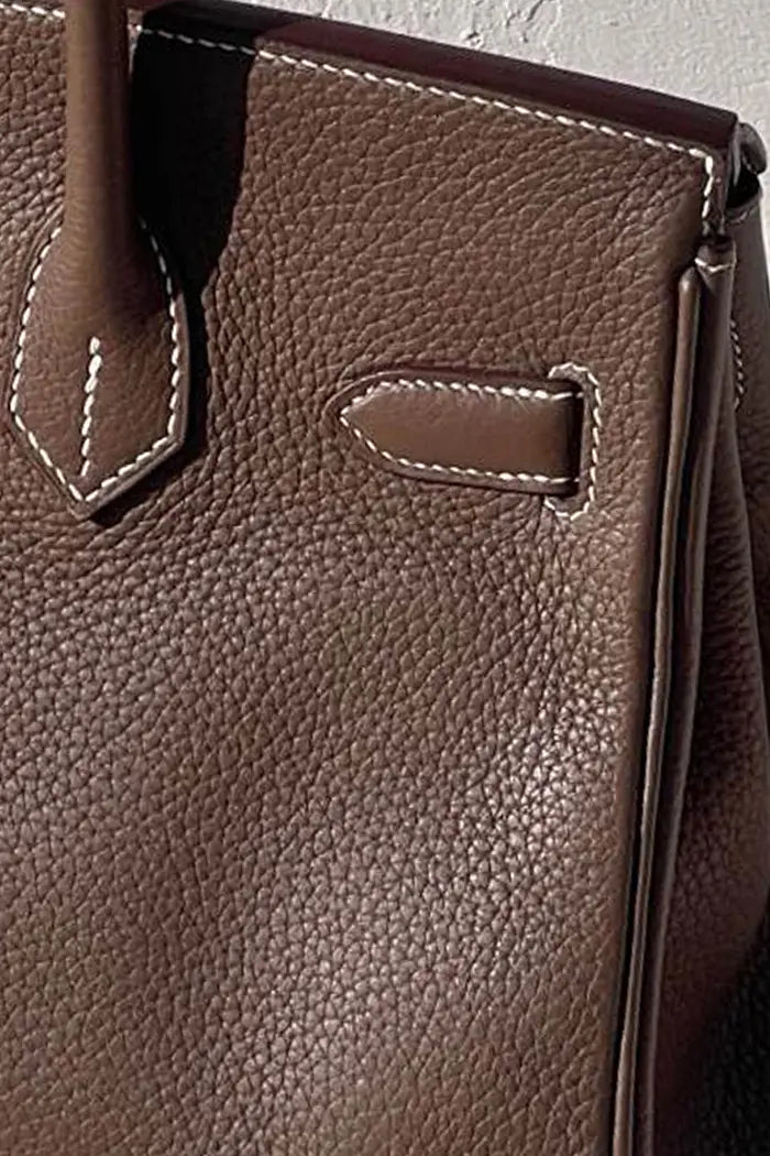 Zoom sur les details dos du sac Hermès Birkin 30 d'occasion en couleur Étoupe Retourné en cuir Epsom. Certifié authentique, en très bon état.