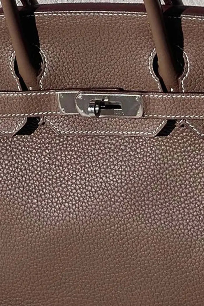 Zoom sur la fermeture du sac Hermès Birkin 30 d'occasion en couleur Étoupe Retourné en cuir Epsom. Certifié authentique, en très bon état.