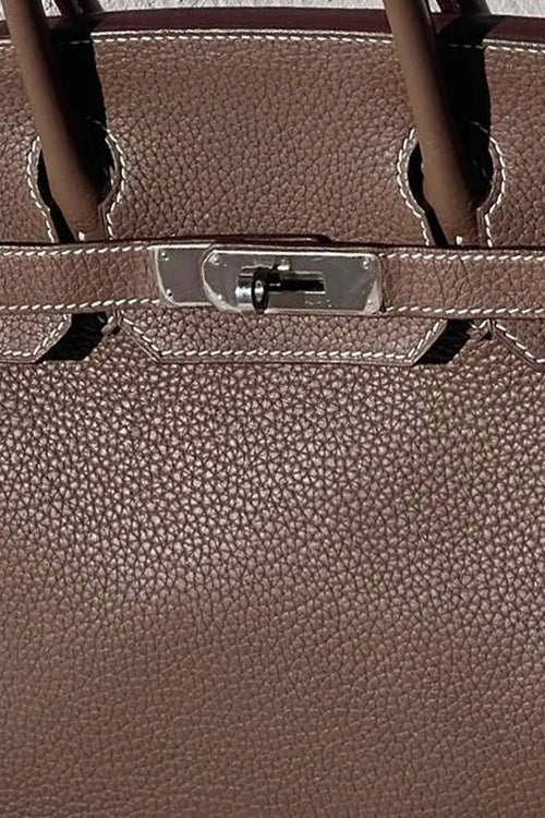 Zoom auf den Verschluss der gebrauchten Hermès Birkin 30 Tasche in der Farbe Etoupe Retourné aus Epsom-Leder. Zertifiziert authentisch, in sehr gutem Zustand.