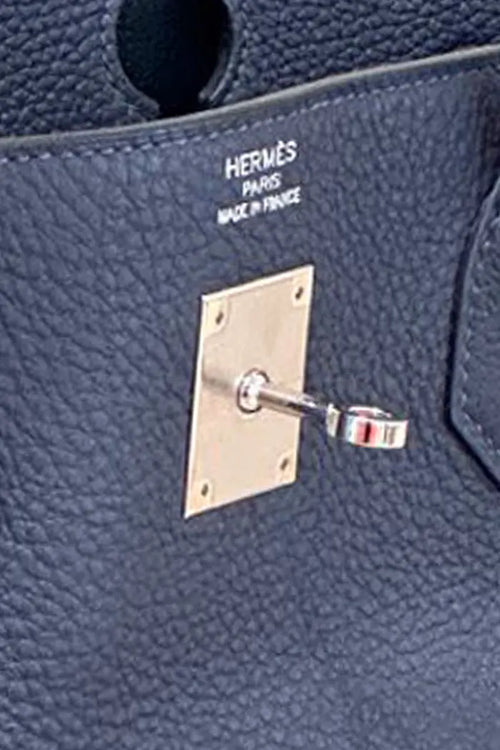 Hermès Birkin 40 Officier Limited Edition in Night Blue Leder, in sehr gutem Zustand. Zoom auf den Verschluss.