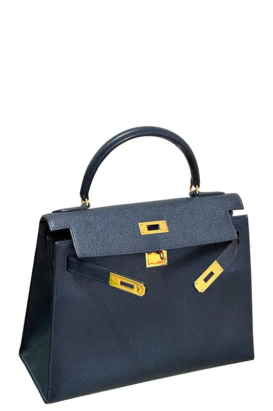 Bolso Hermès Kelly 28 de segunda mano en piel Epsom azul noche con adornos de metal dorado. Certificado de autenticidad.