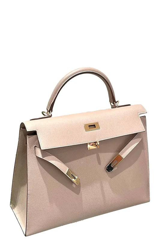 Hermès Kelly 32 de segunda mano en cuero gris perla con adornos de metal Permabrass, autentificado, en muy buen estado.