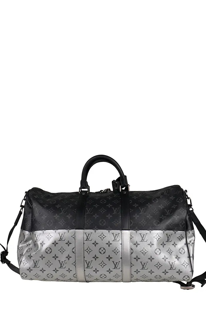 Vista posterior de la bolsa de hombro Keepall 50 Louis Vuitton preloved, Split diseño monograma.