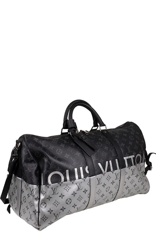 Louis Vuitton Keepall Bandoulière 50 Split preloved en toile Monogram argent et noire, vue de face.