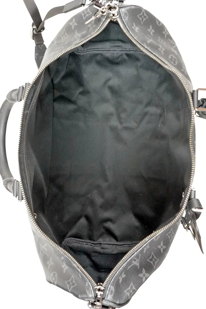 Interior del bolso Louis Vuitton Keepall Silver Split con forro textil y bolsillo con cremallera, en excelente estado