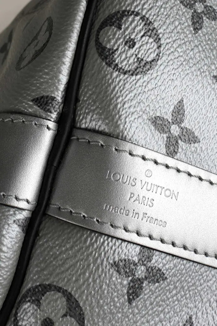 Primer plano del elegante logotipo de Louis Vuitton en el bolso Keepall 50 Silver Split, edición Runway 2018.