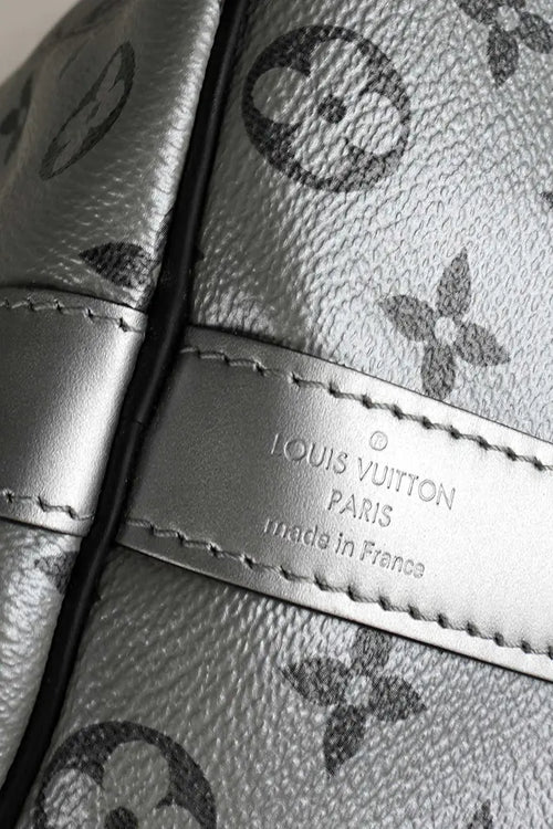 Gros plan sur le l'élegant logo Louis Vuitton du sac Keepall 50 Silver Split, édition Runway 2018.