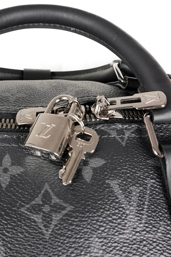 Vista superior de Louis Vuitton Keepall 50 Silver Split preamueblado, detalles de cremallera, asa de piel y candado. 