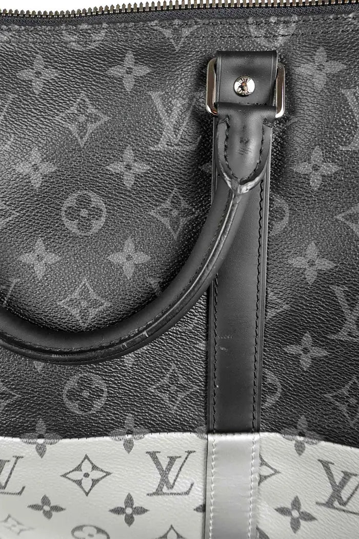 Detalle de una marca de desgaste muy leve en la bolsa Keepall 50 preamueblada