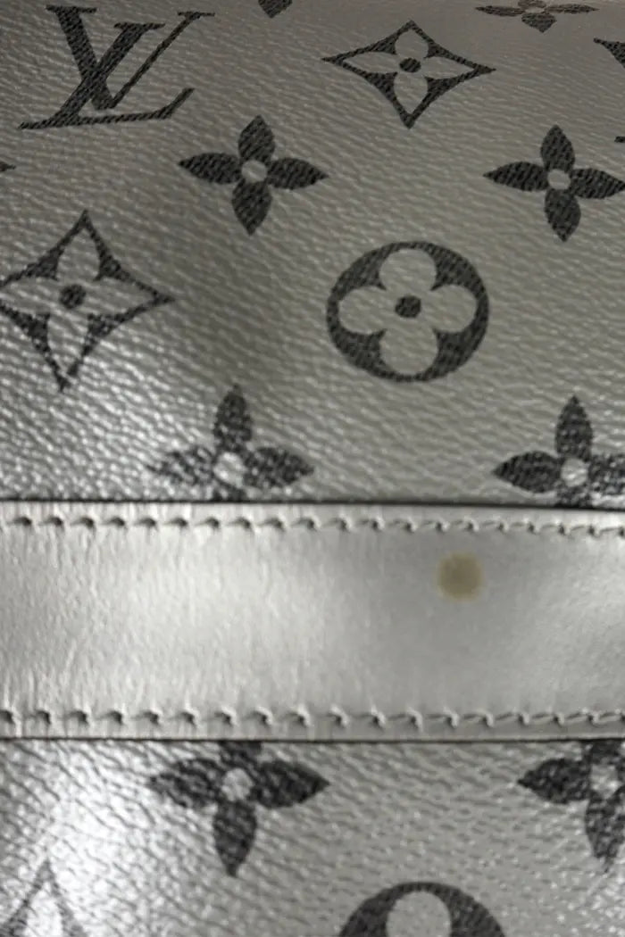 Detalle de una pequeña gota de agua en la bolsa Keepall 50