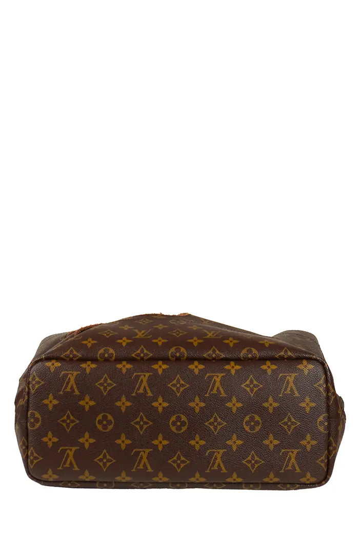 Vista inferior del bolso Louis Vuitton With Holes, en muy buen estado