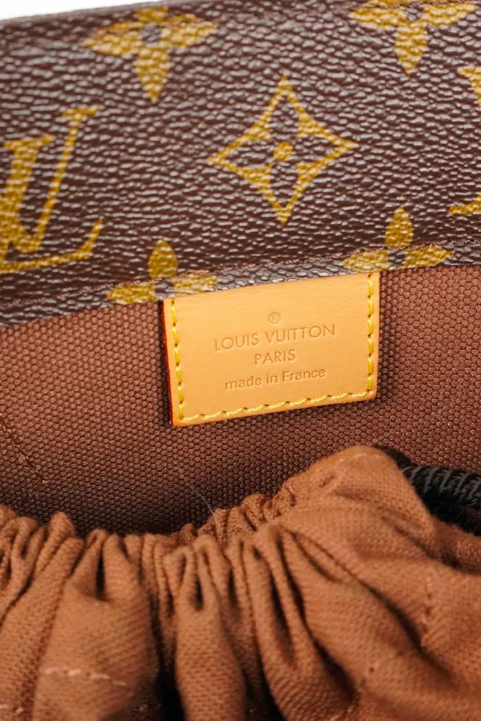En el interior del bolso Louis Vuitton  Louis Vuitton With Holes, compartimento principal visible con el logotipo Louis Vuitton