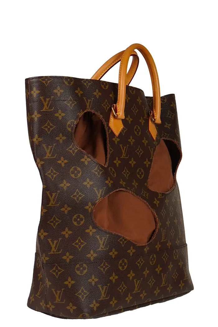 Perfil del bolso LV x Comme des Garçons "With Holes" preloved de 2014 en muy buen estado, con asas redondeadas y acabados en piel.
