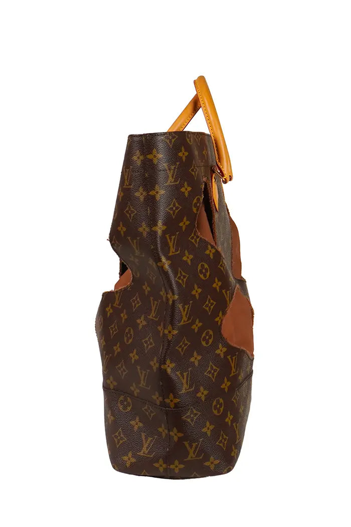 Vista lateral del bolso Louis Vuitton With Holes mostrando los detalles calados.