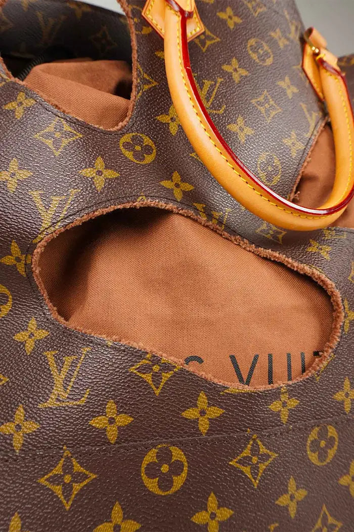 Detalle de los recortes circulares del bolso Louis Vuitton x CDG, "With Holes" modelo preamueblado de 2014 en muy buen estado. 